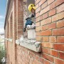 Bosch Professional GSH 5 CE Schlaghammer im Einsatz an einer Ziegelwand.
