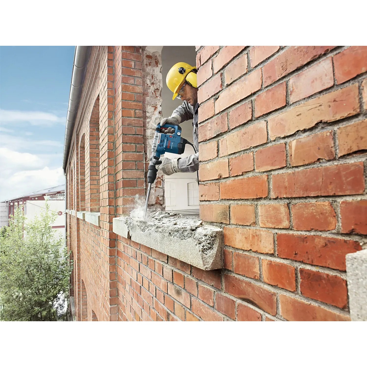 Bosch Professional GSH 5 CE Schlaghammer im Einsatz an einer Ziegelwand.