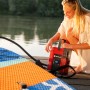 Frau pumpt SUP mit Einhell Akku-Kompressor Suppero 18/380 auf.