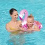Mutter und Kind mit glitzerndem Bestway Schwimmring (Flamingo) im Pool.