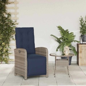 Grauer Poly Rattan Gartensessel mit dunkelblauen Kissen und verstellbarem Fußteil auf Terrasse.