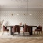 Raumansicht: Erismann Vliestapete Versailles Royal in Taupe mit opulentem Ornament.