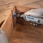 Dremel 4250 Multifunktionswerkzeug im Einsatz beim Schleifen von Holz.