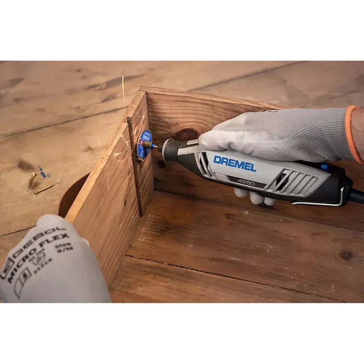 Dremel 4250 Multifunktionswerkzeug im Einsatz beim Schleifen von Holz.