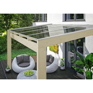 Helle Skan Holz Terrassenüberdachung Novara aus Leimholz mit klarem Polycarbonat-Dach auf einer Terrasse mit Möbeln.
