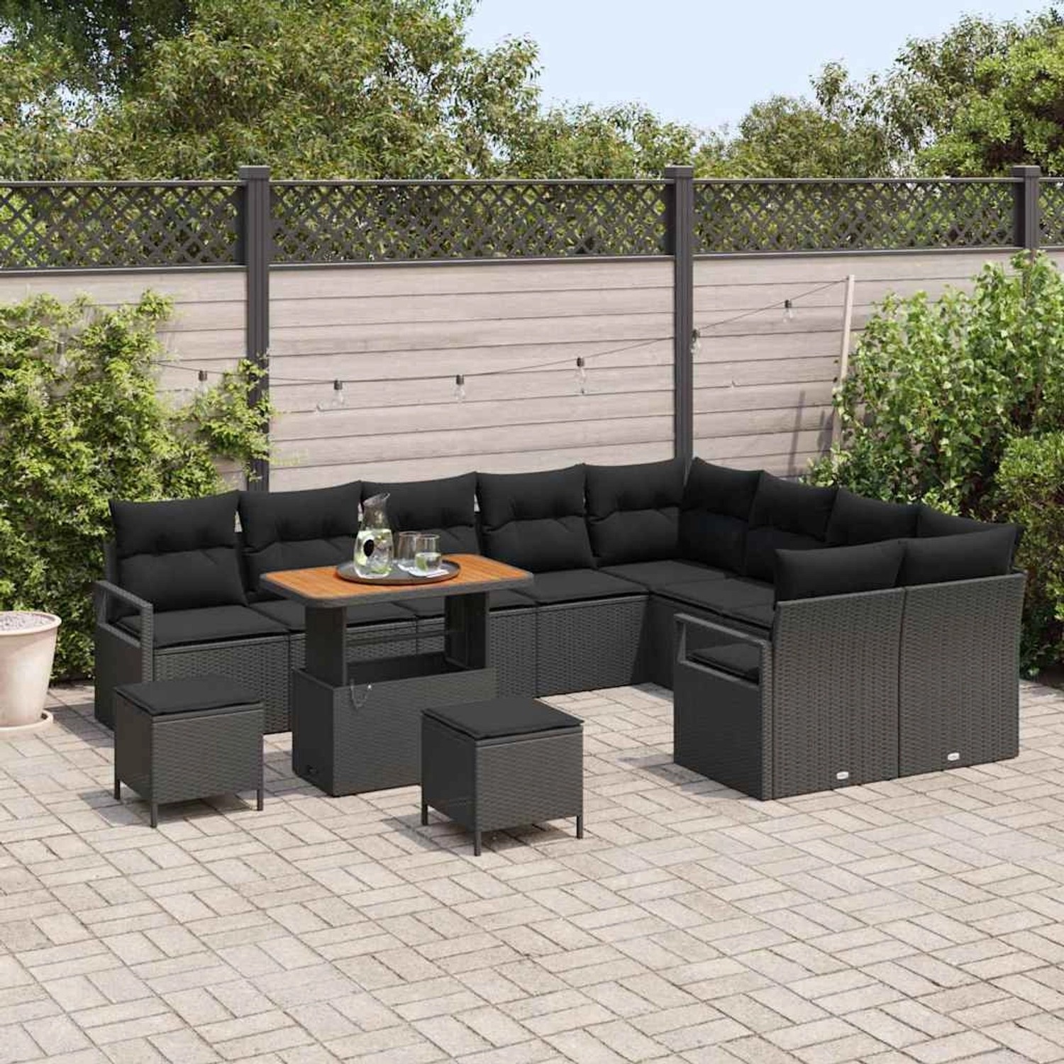 Schwarzes 12-teiliges vidaXL Garten-Sofa-Set aus Poly Rattan mit Tisch und Kissen.