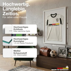 Weißer Echtholz Trikotrahmen 60x80 cm mit Trikot, Teil der K-Möbel Vitrinen Kollektion.