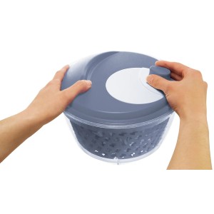 Rotho Salatschleuder Fresh 4,5 l in Horizontblau, bedienbar mit zwei Händen.