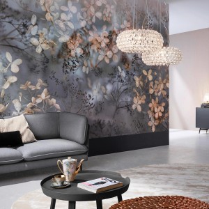 Moderne Bricoflor Fototapete mit floralem Blumenmuster in Grau und Beige im Wohnzimmer.