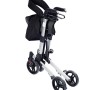 Zusammengeklappter Ridder Rollator Premium in Silber und Schwarz mit Tasche und Rückengurt.