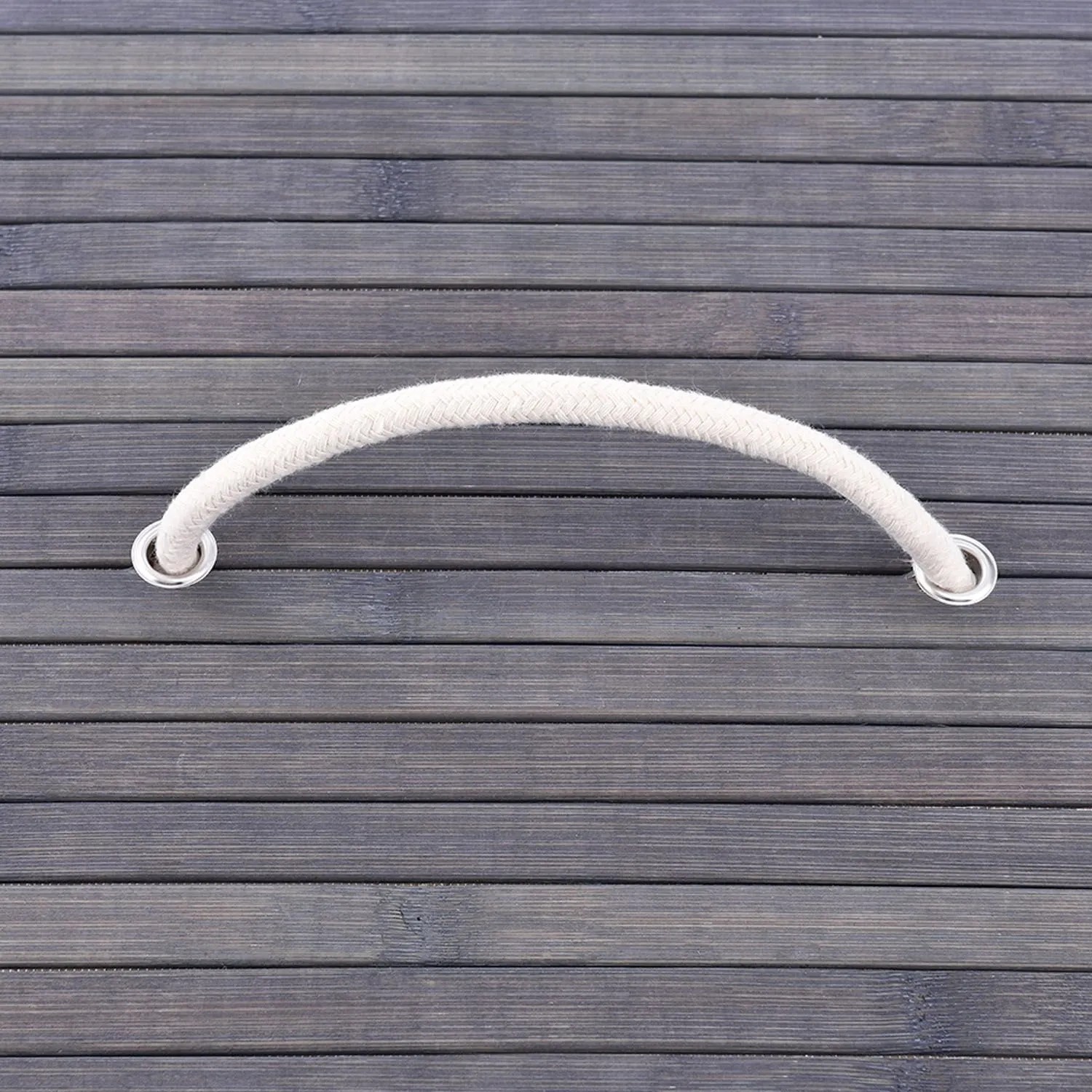 Detailaufnahme: Tragegriff des grauen Bambus Wäschekorbs Curly (72L) von Juskys.