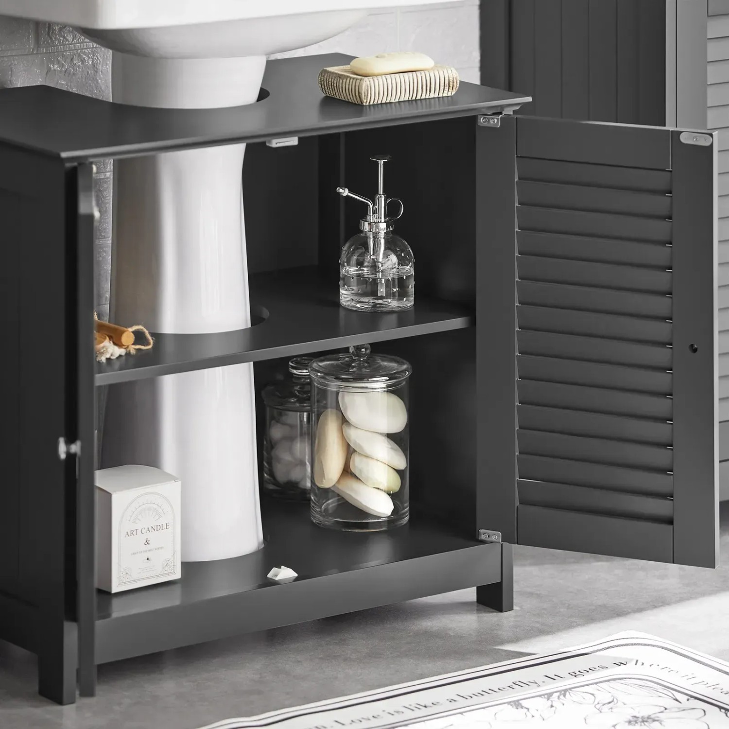Grauer SoBuy Waschbeckenunterschrank mit 2 Lamellentüren, offen, zeigt verstellbares Regal und Siphonausschnitt. Badschrank.