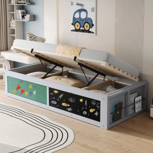 Graues Kinderbett 90x200cm mit offenem Hydraulik-Stauraum, Kreidetafel, Filztafel und seitlichem Bücherregal.