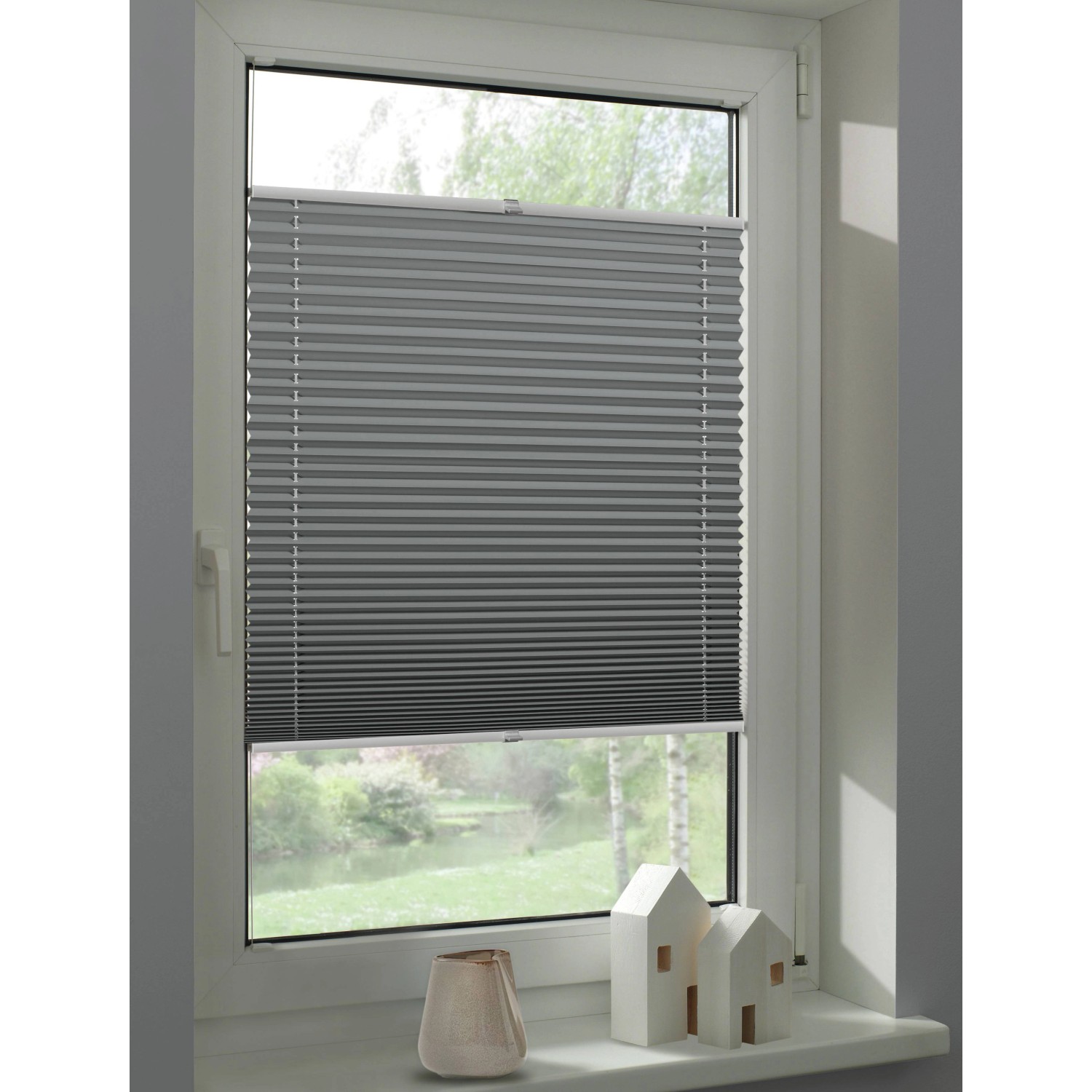 Graues Schöner Wohnen Thermo-Plissee Ella, 80x220 cm, am Fenster mit Deko.
