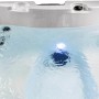 Detailansicht: Weißer Canadian Spa ThunderBay Whirlpool mit blau beleuchtetem Wasser.