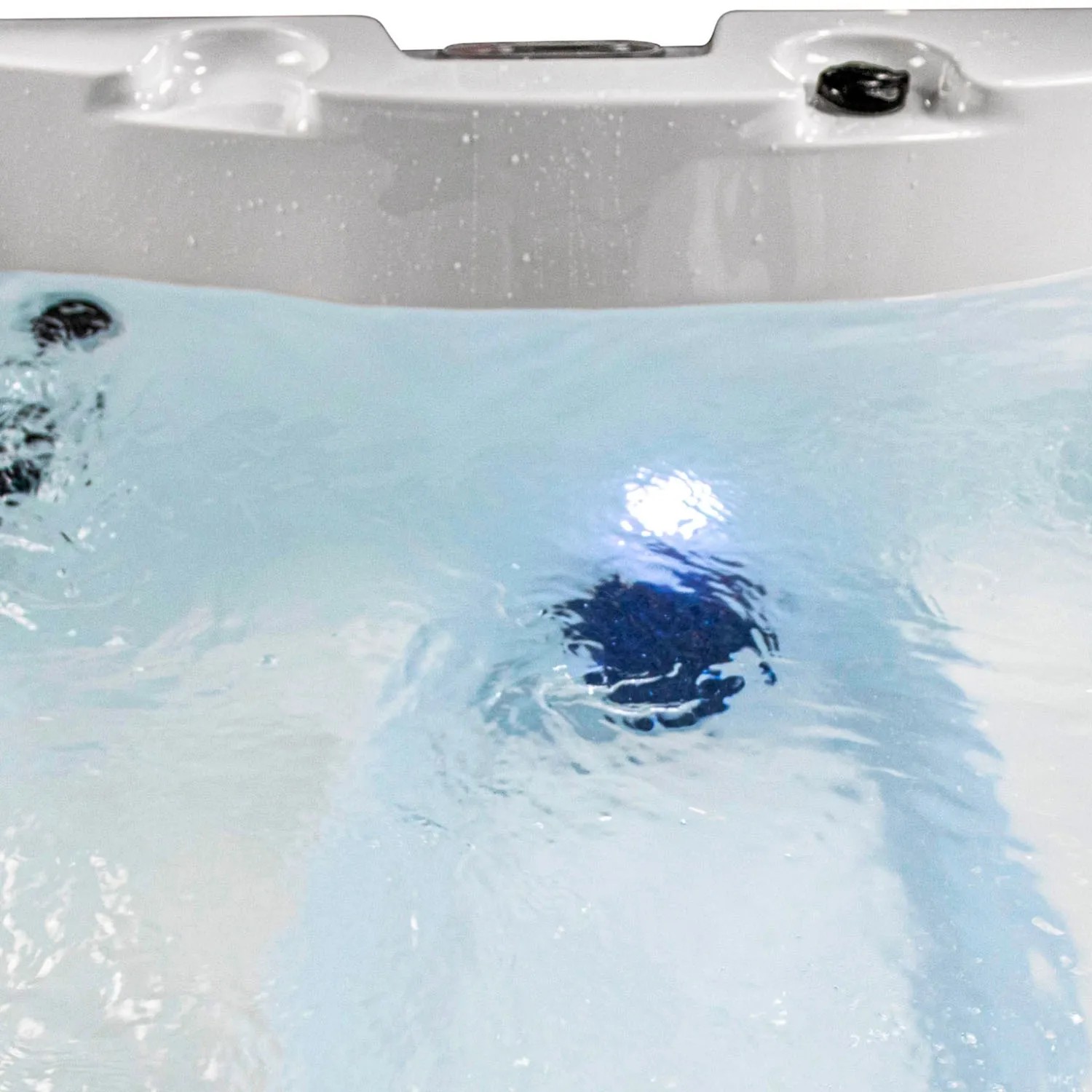 Detailansicht: Weißer Canadian Spa ThunderBay Whirlpool mit blau beleuchtetem Wasser.
