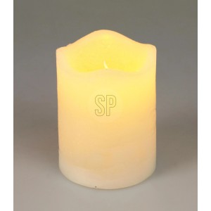 Elfenbeinfarbene LED-Kerze mit flackerndem Licht und Timerfunktion, 7x9 cm, wellenförmiger Rand.