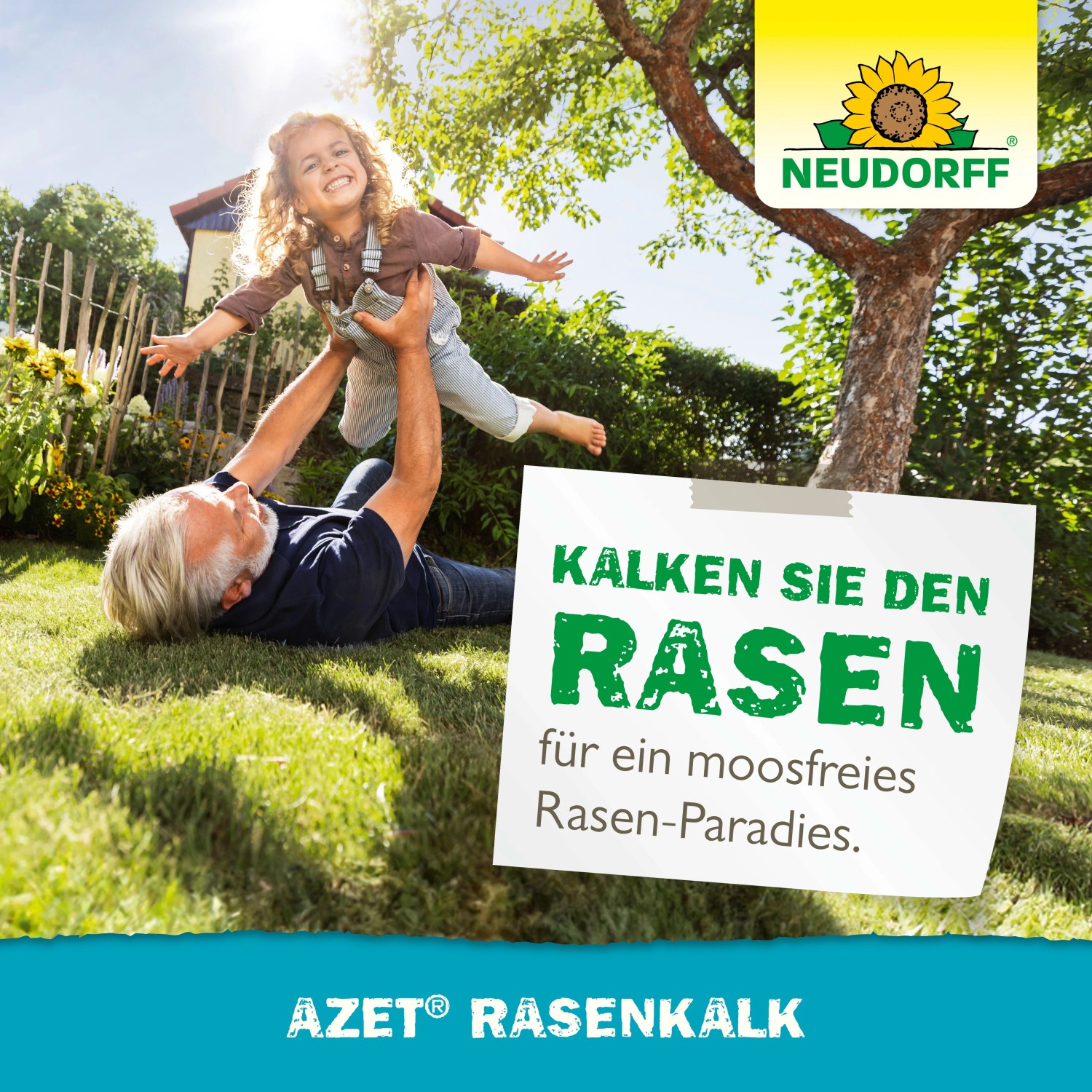 Vater hebt Kind auf Rasen, daneben Werbung für Neudorff Azet Rasenkalk für moosfreien Rasen.