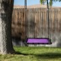 Rechteckige Relaxdays Nestschaukel in Lila und Schwarz am Baum mit verstellbaren Seilen.