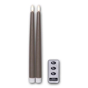 Zwei taupe LED Stabkerzen aus Echtwachs mit warmweißer 3D Flamme und Fernbedienung. Ideal für Kerzenleuchter.