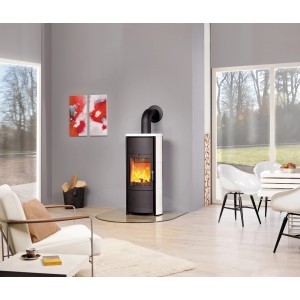 Hark Küchenofen Keramik Weiß 5 kW mit Automatik im Wohnraum, Kaminofen mit Holzfeuer.