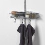 Regalsystem mit weißen Metall-Multifunktionshaken und Handtüchern. Praktisches Zubehör für Regale.
