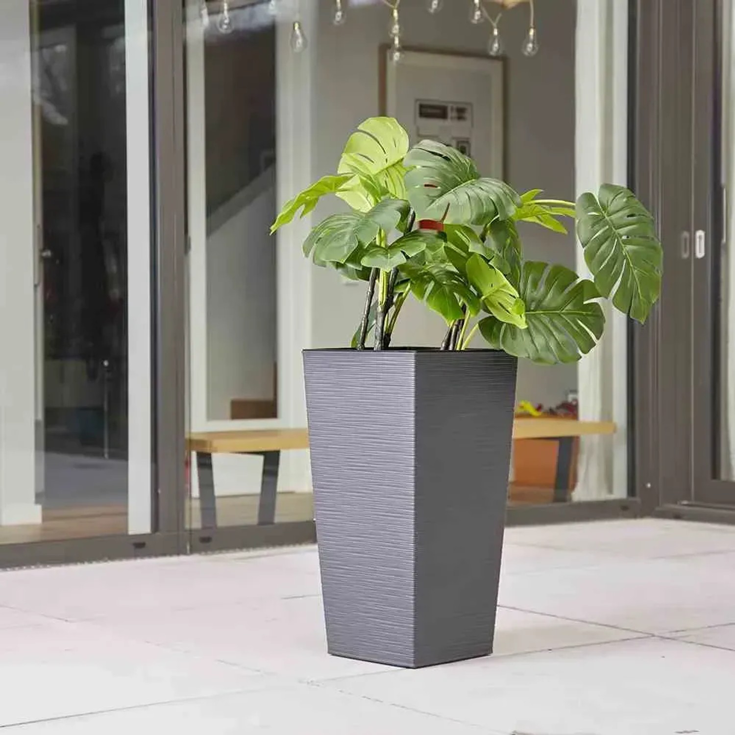 Graphitfarbene Siena Garden Pflanzsäule Nizza, 46,5 cm hoch, mit Rillenstruktur und grüner Pflanze.