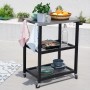 Schwarzer Taino Netis Grillwagen mit Edelstahlplatte, Rollen und drei Ablageflächen für Balkon, Garten oder Terrasse.