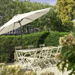 Sekey Sonnenschirm 350 cm über Gartentisch und Stühlen im Garten.