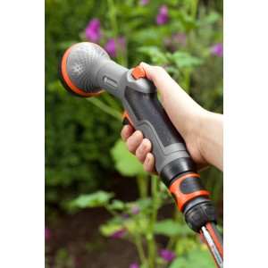 Gardena Comfort Gartenbrause in Hand, grau/orange, für sanfte Bewässerung empfindlicher Pflanzen.