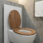Sinobath WC-Sitz mit Holzmaserung, Absenkautomatik und glänzenden Metallscharnieren. Modernes Design für Ihr Bad.