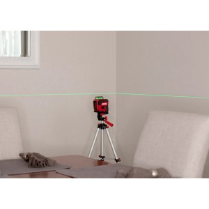 Roter Skil Kreuzlinienlaser 1961DA auf Stativ projiziert grüne 360° Linie an helle Wand. Präzises Messwerkzeug.