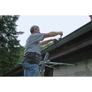 Krause Combi Abstandhalter im Einsatz an einer Leiter, ausziehbar bis 600 mm.