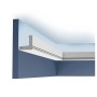 Weiße ORAC DECOR C361 LUXXUS Zierleiste für indirekte Beleuchtung an Wand und Decke.