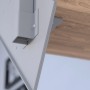Detailaufnahme: Graue Metallwange mit Buchenholzstufe der Treppe Kos, 11 Stufen.