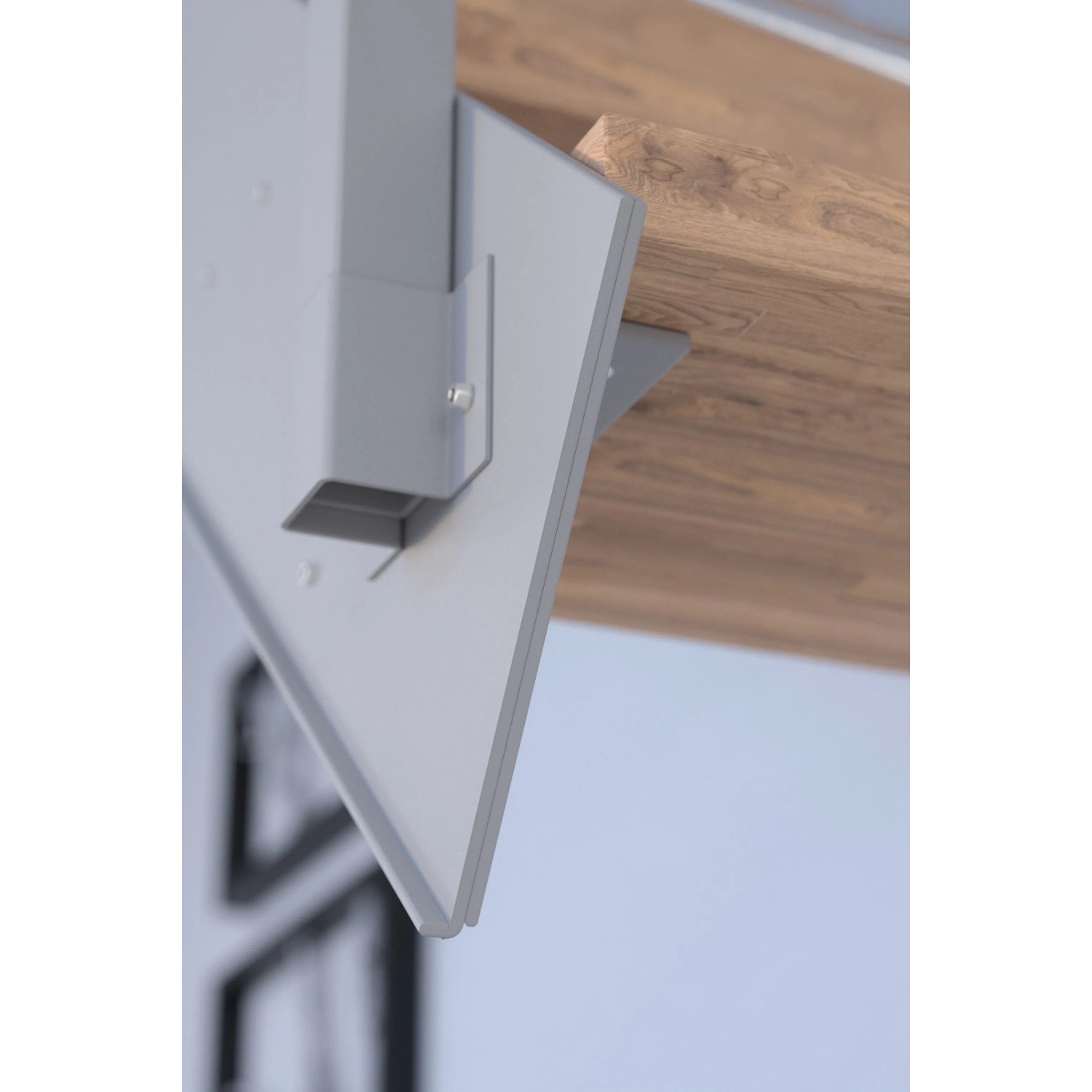 Detailaufnahme: Graue Metallwange mit Buchenholzstufe der Treppe Kos, 11 Stufen.