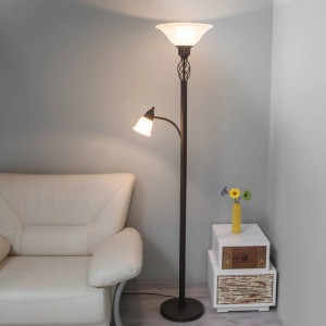 Rustikale, braune Stehlampe Dunja im Landhausstil mit zwei Leuchten und Alabasterglas.