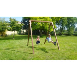 Soulet Holzschaukel Ambre mit zwei Kindern auf dem Rasen, Kindersitz und Schaukelsitz.