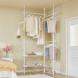Weißer SoBuy Teleskop Kleiderständer mit 3 Stangen und 2 Ablagen im Schlafzimmer.