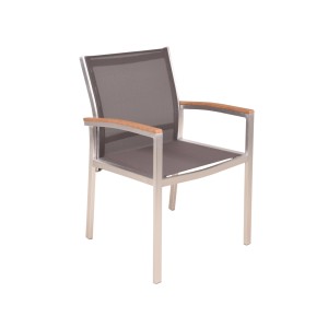 DELUKE Gartenstuhl EMIL, 2er Set, braun. Stapelbarer Outdoor-Essstuhl mit Teak-Armlehnen und grauem Kunststoffgewebe.