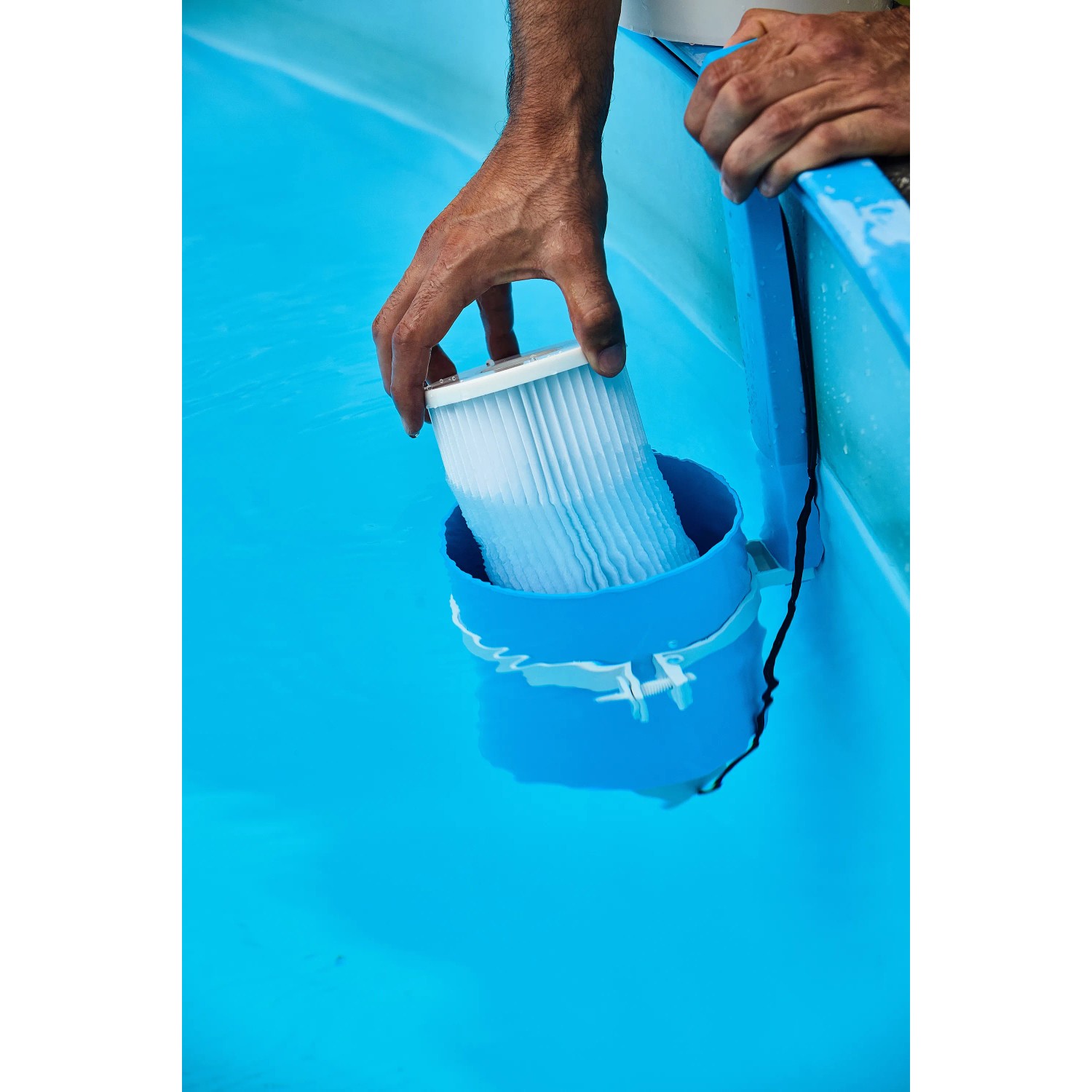 Summer Fun Skimmy 2 Einhängefilteranlage im Pool, Kartusche wird eingesetzt.