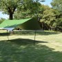 Leco Zeltplane 430x370 cm, grün-weiß, mit Tragetasche, auf Rasen aufgebaut.
