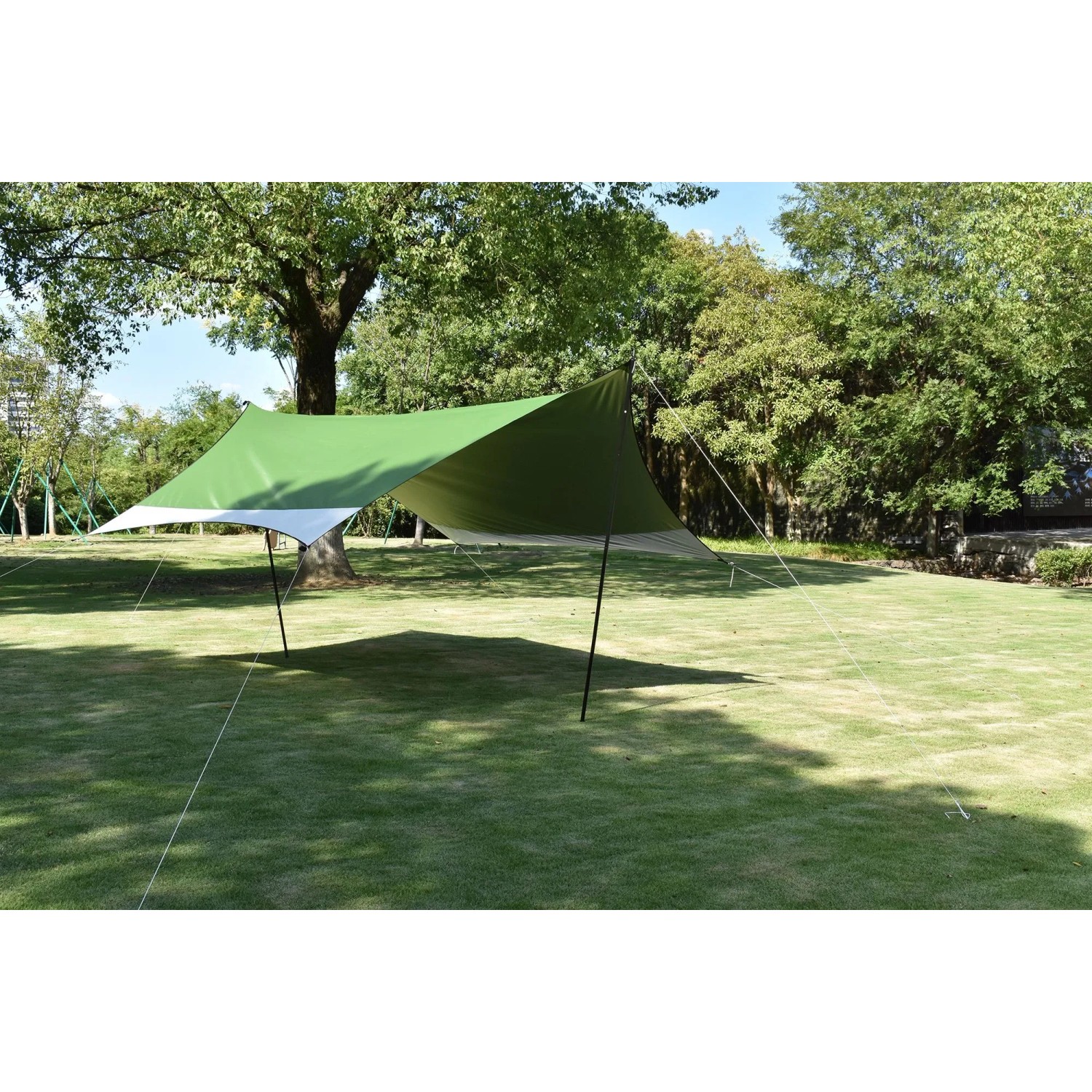 Leco Zeltplane 430x370 cm, grün-weiß, mit Tragetasche, auf Rasen aufgebaut.