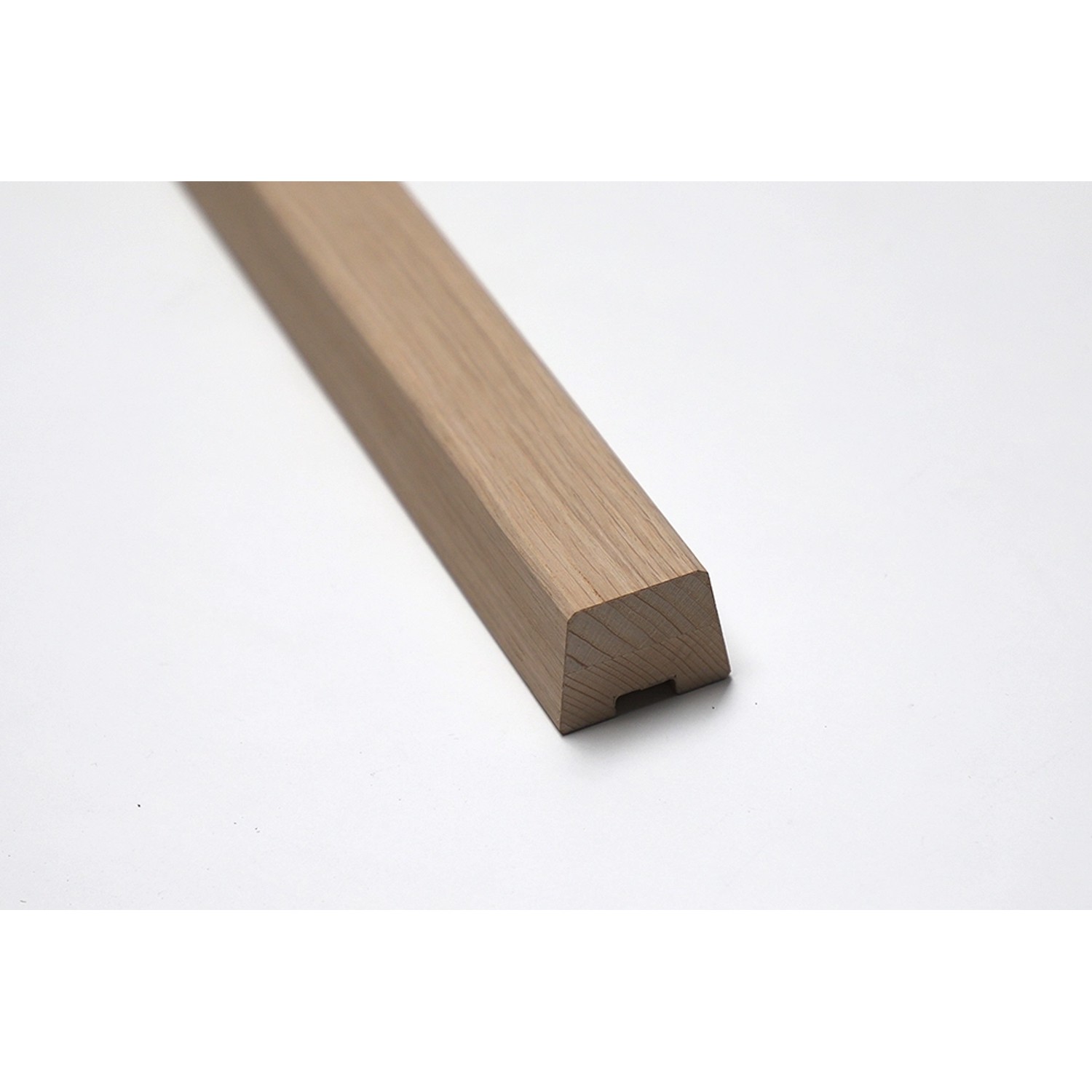 Trapezförmiger Handlauf Eiche ummantelt, Detailaufnahme der Oberfläche und Form.