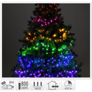 Mehrfarbige Außen-Lichterkette mit 800 LEDs und Timer auf einem Weihnachtsbaum.