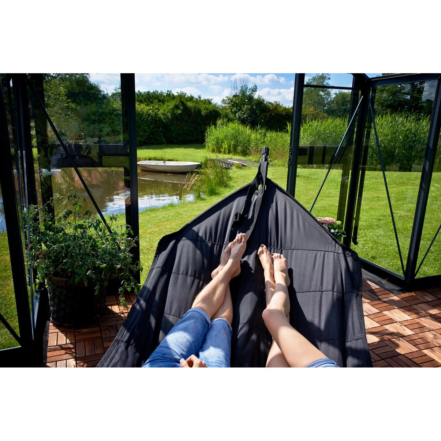 Juliana Gewächshaus Orangerie 15: Entspannung in der Hängematte mit Blick auf den Garten.