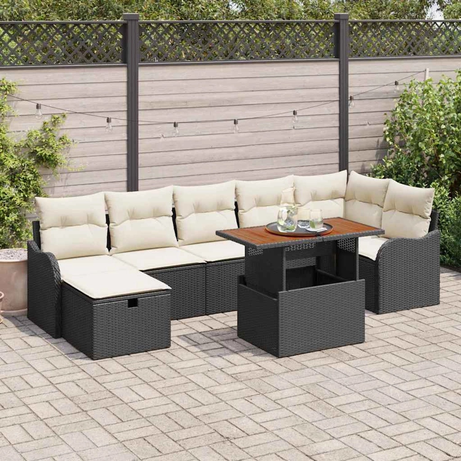 Schwarzes 8-tlg. vidaXL Garten-Sofa-Set aus Poly Rattan mit Tisch und beigen Kissen.