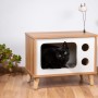 Katzenhöhle im TV-Design mit Spielbällen, Holz, Braun-Weiß. Katze liegt entspannt in der Höhle.