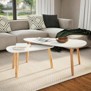 Zwei weiße, ovale Couchtische aus massivem Kiefernholz im skandinavischen Stil, im Wohnzimmer auf Teppich. Couchtisch-Set.