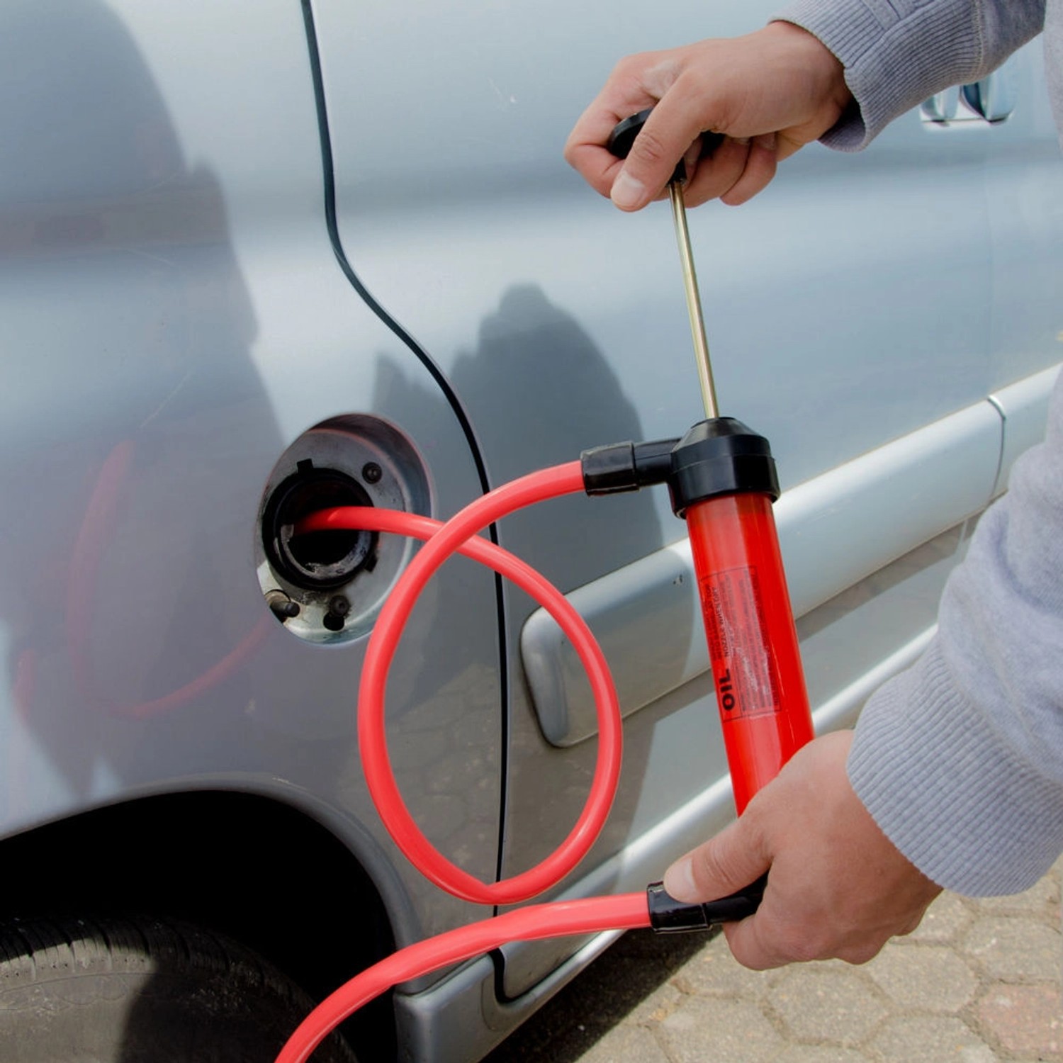 eyepower Universal Siphonpumpe beim Abpumpen von Flüssigkeit aus einem Auto.